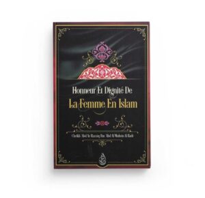 Honneur et dignité de la femme en Islam Editions Ibn Badis Cheikh  'Abd Ar Razzâq Ibn 'Abd Al Muhsin Al Badr La religion musulmane du pur monothéisme, par la pertinence de ses directives et la sagesse de ses dispositions, a protégé la femme musulmane en préservant son honneur et sa dignité, tout comme elle s'est chargée de réaliser sa dignité et son bonheur en lui prédisposant les causes d'une vie paisible loin des situations de suspicion, de discorde, de mal et de perversité. Tout cela revient à l'immense miséricorde d'Allah vis à vis de Ses serviteurs qui leur a révélé Sa Législation comme meilleur conseil, pour réformer leur perversion, rectifier leur distorsion, les mener vers leur bonheur dans la vie présente et dans l'Au-delà. Ces importantes et fabuleuses dispositions que l'islam comporte, sont considérés comme un rempart pour protéger la femme, bien plus;, un rempart pour la société dans son ensemble afin de lui épargner le mal et les épreuves et afin qu'elle ne connaisse ni calamités ni malheurs. Ainsi, si les règles morales relatives à la femme, dictées par la législation musulmane, ne sont pas respectées, la désolation s'abattra sur la société et toutes sortes de maux et de dangers se succèderont. L'histoire est l'un des plus importants témoins de cette vérité. Fiche Produit Auteur : Cheikh  'Abd Ar Razzâq Ibn 'Abd Al Muhsin Al Badr Nombre de pages : 120 Format : 14 x 21cm Langue(s) : Français Type de couverture : Souple ISBN : 9791091925358