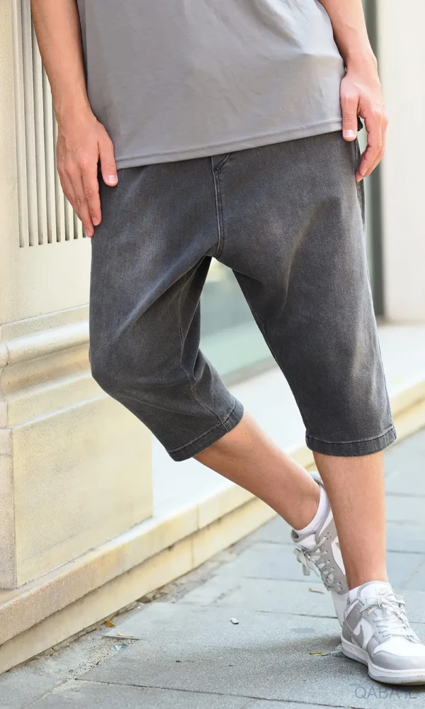 Parfait, voici une description produit longue (600+ mots), optimisée pour le SEO autour d’un bermuda stretch homme confortable, résistant et stylé, avec les mots-clés stratégiques intégrés naturellement : --- Bermuda Stretch Homme Confortable et Résistant – Style, Souplesse et Liberté de Mouvement Découvrez notre bermuda stretch pour homme, une pièce incontournable pour tous ceux qui recherchent un vêtement à la fois confortable, résistant et élégant. Pensé pour s’adapter à tous les styles de vie, ce bermuda est un véritable allié du quotidien, combinant matière extensible, fabrication de qualité supérieure et design moderne. Un bermuda homme pensé pour le confort et la liberté de mouvement Grâce à sa matière stretch, ce bermuda vous offre un confort exceptionnel. Il épouse vos mouvements sans jamais vous serrer ni vous gêner. Que vous soyez actif toute la journée ou que vous recherchiez simplement un vêtement agréable à porter en été, ce bermuda élastique est la solution idéale. Sa coupe ergonomique, légèrement ajustée, met en valeur la silhouette tout en garantissant une grande souplesse. Il vous accompagne sans contrainte, que vous marchiez, vous asseyiez, ou soyez en mouvement constant. C’est le bermuda parfait pour voyager, sortir, se balader, ou simplement profiter d’une journée de détente. Un tissu de qualité et une confection durable Ce bermuda stretch homme est confectionné avec un souci particulier du détail. Chaque couture est renforcée, chaque finition est soignée, pour vous garantir un vêtement à la longévité exceptionnelle. Fabriqué dans un tissu robuste, il résiste aux frottements, à l’usure quotidienne et conserve sa forme lavage après lavage. En choisissant ce modèle, vous investissez dans un bermuda conçu pour durer, sans compromis entre qualité, confort et esthétique. Un style polyvalent et des couleurs tendances Disponible en quatre coloris sobres et élégants, ce bermuda s’intègre facilement à toutes vos tenues : Noir : intemporel et facile à assortir, un incontournable du vestiaire masculin. Anthracite : une alternative subtile au noir, moderne et discrète. Bleu Dark : pour un look plus habillé tout en restant décontracté. Bleu Délavé : parfait pour un style casual et estival. Avec ce choix de coloris, vous pouvez adapter votre look à toutes les occasions : sorties entre amis, vacances, promenade en ville ou tenue décontractée pour le week-end. Pourquoi choisir notre bermuda stretch homme ? ✅ Confort optimal grâce à la matière élastique ✅ Grande liberté de mouvement pour un usage quotidien actif ✅ Fabrication de qualité, finitions soignées et coutures renforcées ✅ Polyvalent : se porte aussi bien avec un t-shirt qu’avec une chemise ✅ Disponible en 4 coloris pour varier les styles ✅ Durable : conçu pour résister au temps et à l’usure Ce bermuda est bien plus qu’un simple vêtement d’été : c’est un indispensable du dressing masculin, conçu pour vous offrir style, fonctionnalité et durabilité. Idéal pour la saison estivale… et plus encore Léger, respirant et agréable à porter même sous forte chaleur, ce bermuda stretch est parfait pour la saison chaude. Mais sa polyvalence vous permet aussi de le porter à la mi-saison avec des baskets et un sweat léger, ou en vacances pour toutes vos aventures. C’est le bermuda homme stretch qu’on enfile sans y penser… et qu’on ne quitte plus. --- Mots-clés SEO inclus : bermuda stretch homme bermuda confortable homme bermuda homme élastique bermuda été homme bermuda homme résistant bermuda homme stylé bermuda casual homme vêtement homme été --- Souhaites-tu que je rédige également un titre optimisé SEO + méta-description pour le référencement Google ?