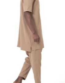 Ensemble Qamis Court Silent Qaba'il – Élégance, confort et modernité pour la saison estivale Découvrez l'Ensemble Qamis Court Silent Qaba'il, une tenue pensée pour les hommes recherchant un équilibre parfait entre élégance, confort et praticité. Inspiré du qamis traditionnel tout en adoptant une coupe moderne, cet ensemble est idéal pour accompagner votre quotidien, vos sorties, vos voyages, vos prières ou encore vos événements. Son design sobre et raffiné en fait une pièce incontournable de la collection Qaba'il, conçue pour répondre aux attentes des hommes qui souhaitent s'habiller avec style tout en respectant une esthétique pudique et intemporelle. L'ensemble se compose d'une tunique à manches courtes associée à un sarouel coupe droite assorti, créant une silhouette harmonieuse et contemporaine. La tunique est dotée d'une encolure zippée discrète, apportant une touche moderne tout en facilitant l'enfilage. Les fentes latérales assurent une excellente liberté de mouvement et améliorent le confort au quotidien. Le sarouel, avec sa coupe droite soigneusement étudiée, complète parfaitement la tenue et offre un tombé élégant. L'Ensemble Qamis Court Silent est confectionné dans notre célèbre tissu Double 100 % polyester, le même tissu utilisé pour notre ensemble Azur, apprécié par de nombreux clients pour sa qualité et sa durabilité. Léger, fluide et agréable au toucher, ce textile offre une excellente tenue tout en restant particulièrement confortable. Contrairement à certains tissus synthétiques, il ne colle pas à la peau et procure une sensation de fraîcheur, même lorsque les températures augmentent. C'est le choix idéal pour les journées estivales ou les climats chauds. Grâce à sa matière résistante, cet ensemble conserve facilement sa forme lavage après lavage. Il froisse peu, sèche rapidement et demande très peu d'entretien, ce qui en fait une tenue pratique pour une utilisation régulière. Que vous soyez à la recherche d'un qamis court homme, d'un ensemble qamis moderne, d'un sarouel assorti ou d'une tenue confortable pour l'été, ce modèle répond parfaitement à vos attentes. Son style minimaliste permet de le porter dans de nombreuses situations. Il convient aussi bien pour une journée de travail, une promenade, un repas en famille, un voyage, une visite à la mosquée ou encore une occasion plus habillée. Il peut être porté avec une paire de baskets pour un look contemporain ou avec des sandales pour un style plus traditionnel. Disponible dans plusieurs coloris soigneusement sélectionnés, chacun pourra choisir la teinte correspondant à son style. L'Ensemble Qamis Court Silent Qaba'il est proposé en Noir, Indigo, Gris, Beige, Écru et Camel, des couleurs faciles à associer et adaptées à toutes les saisons. Afin de convenir au plus grand nombre, il est disponible dans les tailles S, M, L, XL et XXL. Sa coupe confortable permet une excellente aisance sans compromettre l'élégance de la silhouette. Chez Boutique Sunnah, nous sélectionnons des vêtements alliant qualité de fabrication, finitions soignées et confort durable. Cet ensemble reflète parfaitement l'identité de la marque Qaba'il : proposer des vêtements modernes, sobres et adaptés au quotidien des musulmans recherchant des tenues à la fois pratiques et élégantes. Si vous recherchez un ensemble qamis homme, un qamis manches courtes, un ensemble musulman homme, un qamis d'été, un sarouel homme confortable ou une tenue légère et polyvalente, l'Ensemble Qamis Court Silent Qaba'il représente un excellent choix. Son tissu premium, sa coupe moderne et son confort exceptionnel en font une pièce indispensable de votre dressing. Commandez dès maintenant votre Ensemble Qamis Court Silent Qaba'il sur Boutique Sunnah et profitez d'une tenue élégante, légère et agréable à porter au quotidien. Choisissez votre couleur préférée et trouvez la taille qui vous convient pour découvrir tout le savoir-faire Qaba'il à travers un ensemble conçu pour durer et vous accompagner tout au long de la saison.